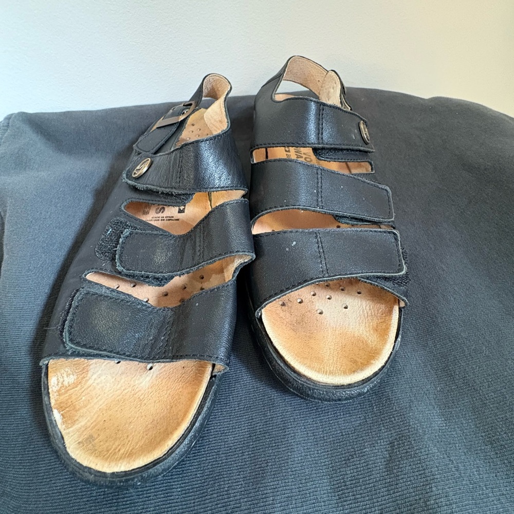 Black Leather Triple-Strap Volks Walkers Comfort Sandals